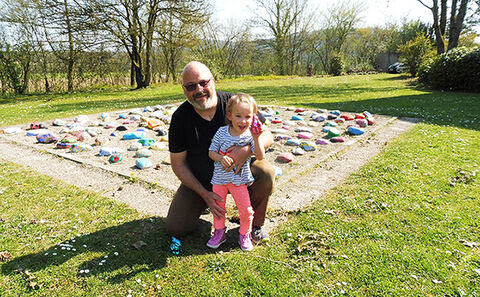 Für die kleine Patientin Pia und ihren Papa kamen die Osterhasen gerade richtig zur Belohnung nach dem Gehtraining.